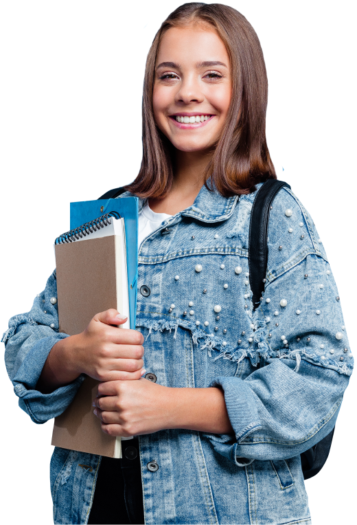 Estudante sorridente, carregando uma mochila, vestindo uma jaqueta jeans e segurando dois livros