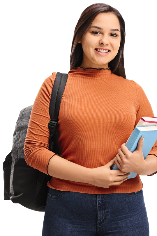 Estudante sorridente carregando uma mochila apoiada somente no lado direito do corpo, vestindo blusa laranja e calça jeans e segurando dois livros